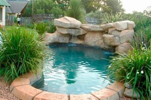 Outdoor pool - African Silhouette Guesthouse (Benoni)