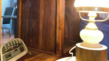 Ein Holzregal mit einem Globus, einem Vintage-Radio und einer Tischlampe.
