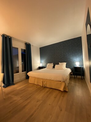 Habitación Confort doble | Escritorio, tabla de planchar con plancha, wifi gratis