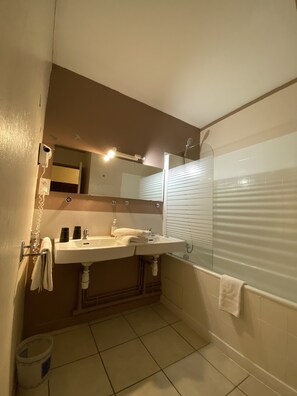 经典双人房 | 浴室 | 浴缸、吹风机、毛巾、肥皂