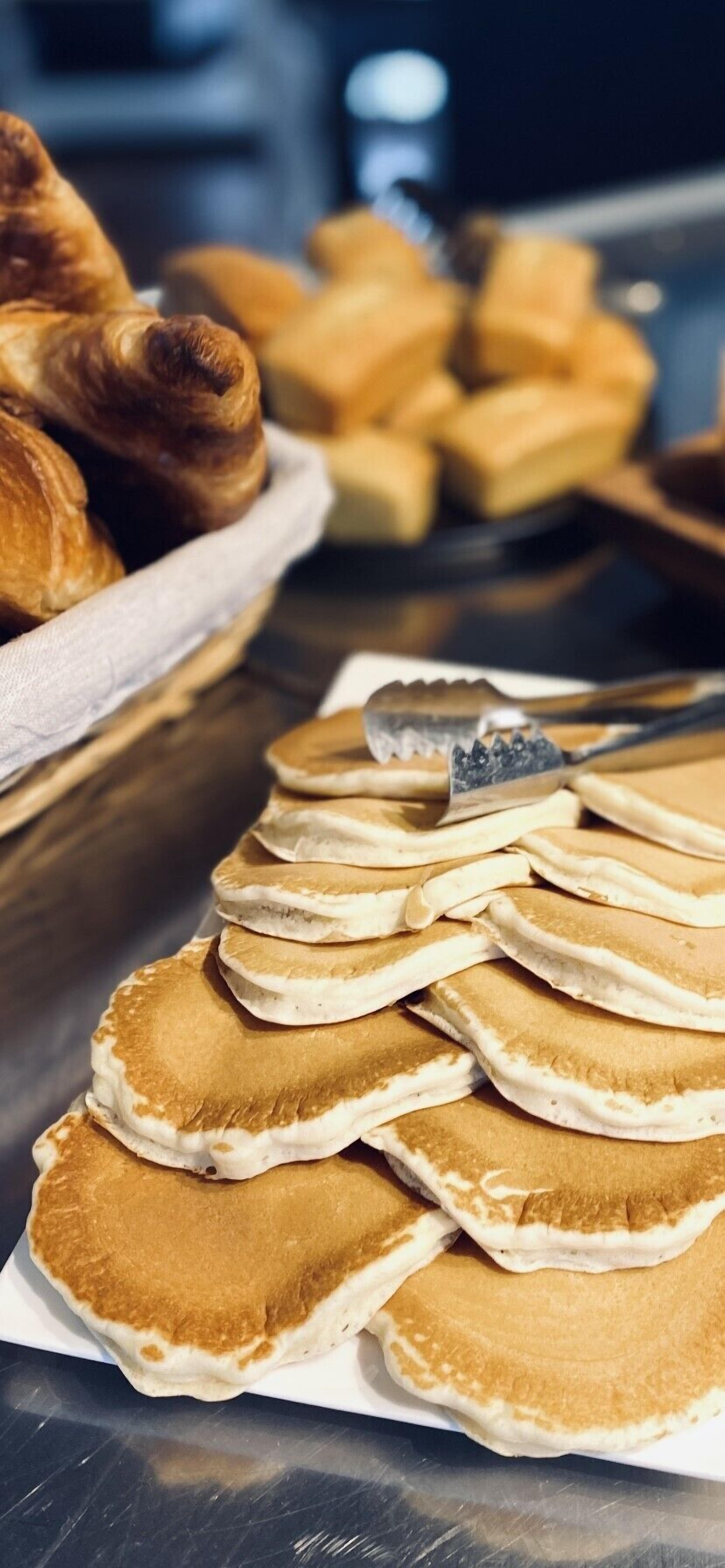 Een stapel pannenkoeken op een bord.