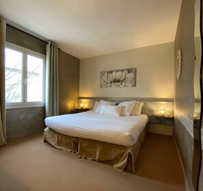 Desk, iron/ironing board, free cribs/infant beds, free WiFi - Logis Hôtel Médiéval, Montélimar Nord (Rochemaure)