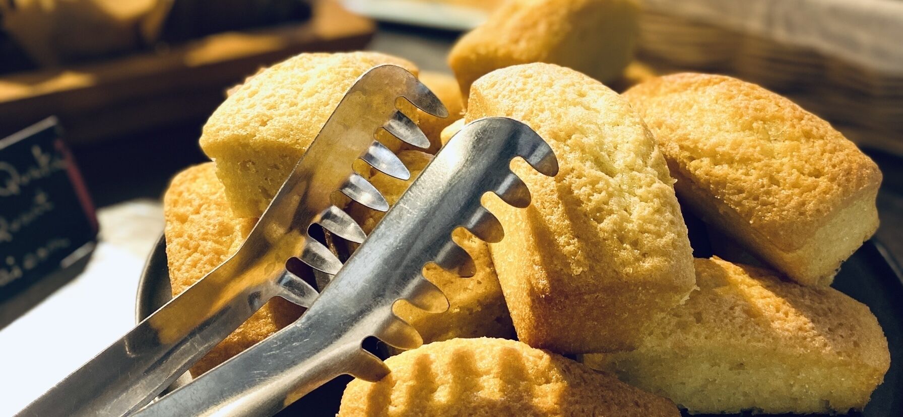 Une plaque de biscuits dorés, coupés à l’aide d’un emporte-pièce en métal.