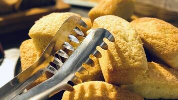 Une plaque de biscuits dorés, coupés à l’aide d’un emporte-pièce en métal.