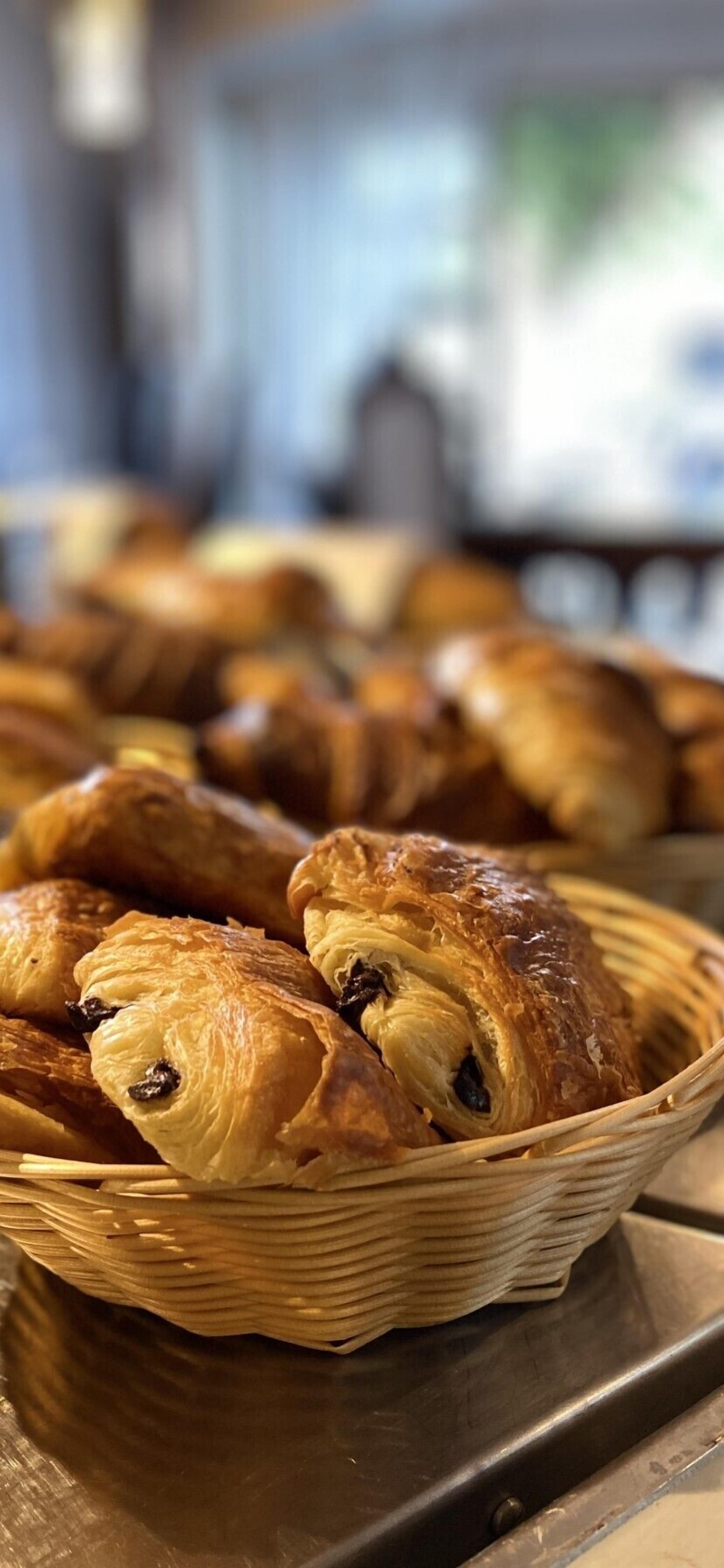 Un cistell de croissants sobre un safata.