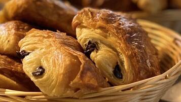 Un cistell de croissants sobre un safata.