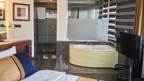 Deluxe Double Room | Minibar, in-room safe, desk, soundproofing - Seven Dreams Hotel (Istanbul)
