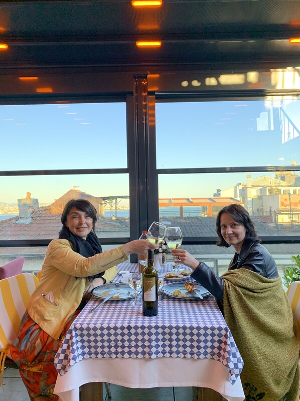 2 restaurants, breakfast served