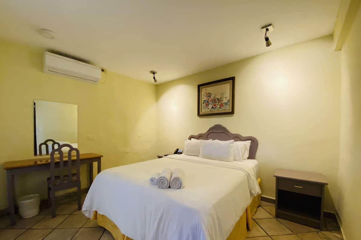 Executive-Zimmer, 1 Queen-Bett (Deluxe Single Room) | 1 Schlafzimmer, Daunenbettdecken, Zimmersafe, Schreibtisch
