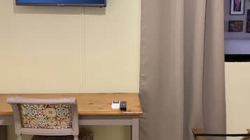 ห้องสแตนดาร์ดซิงเกิล, เตียงเดี่ยวขนาดใหญ่ 1 เตียง, ปลอดบุหรี่ | 1 ห้องนอน, ผ้านวมขนเป็ด, ตู้นิรภัยในห้องพัก, โต๊ะทำงาน