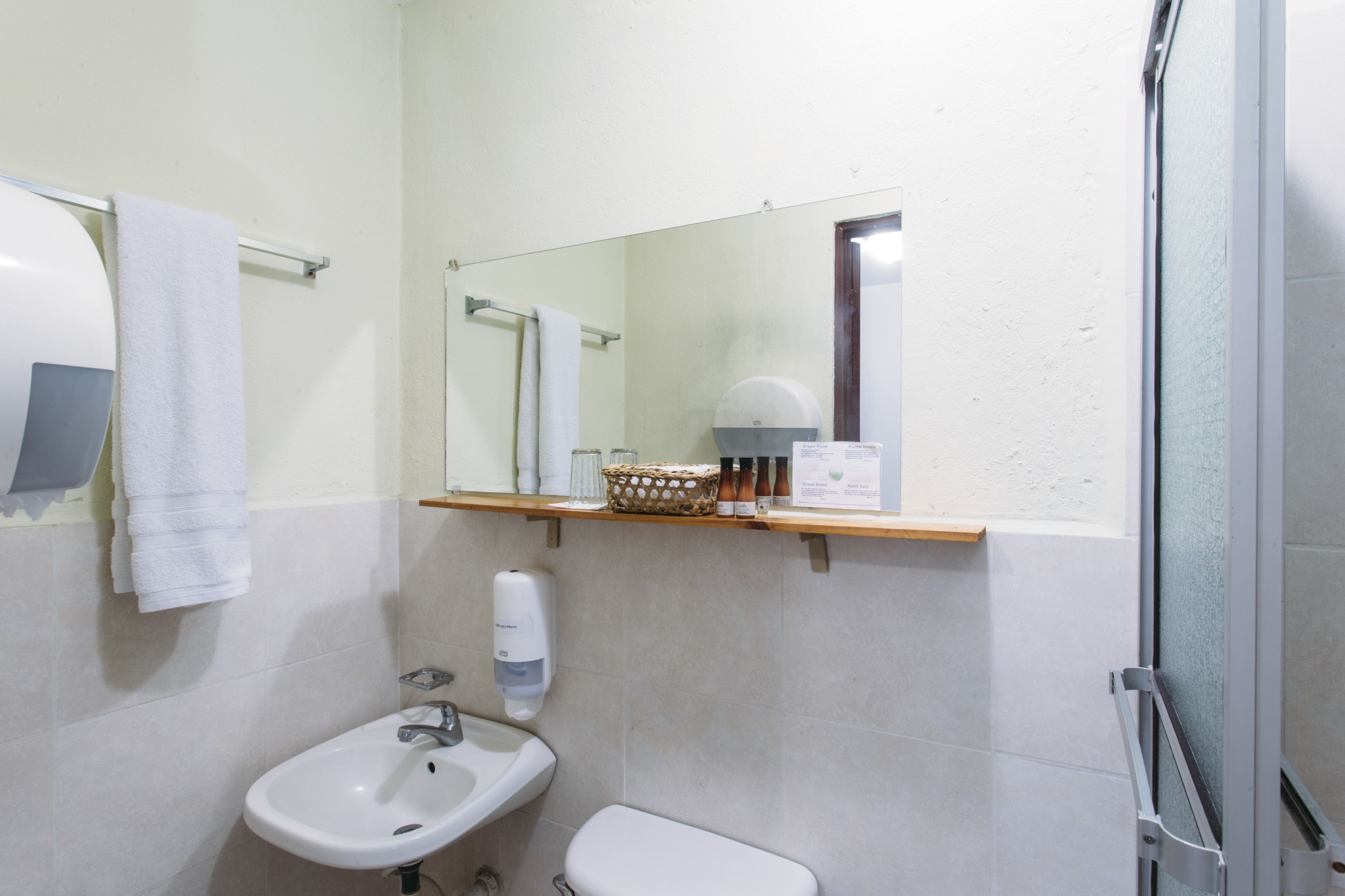 standard single room, 1 large single bed, non smoking | bathroom sink