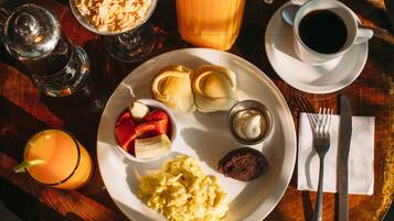 Café da manhã completo todos os dias (SVC 7.99 por pessoa)