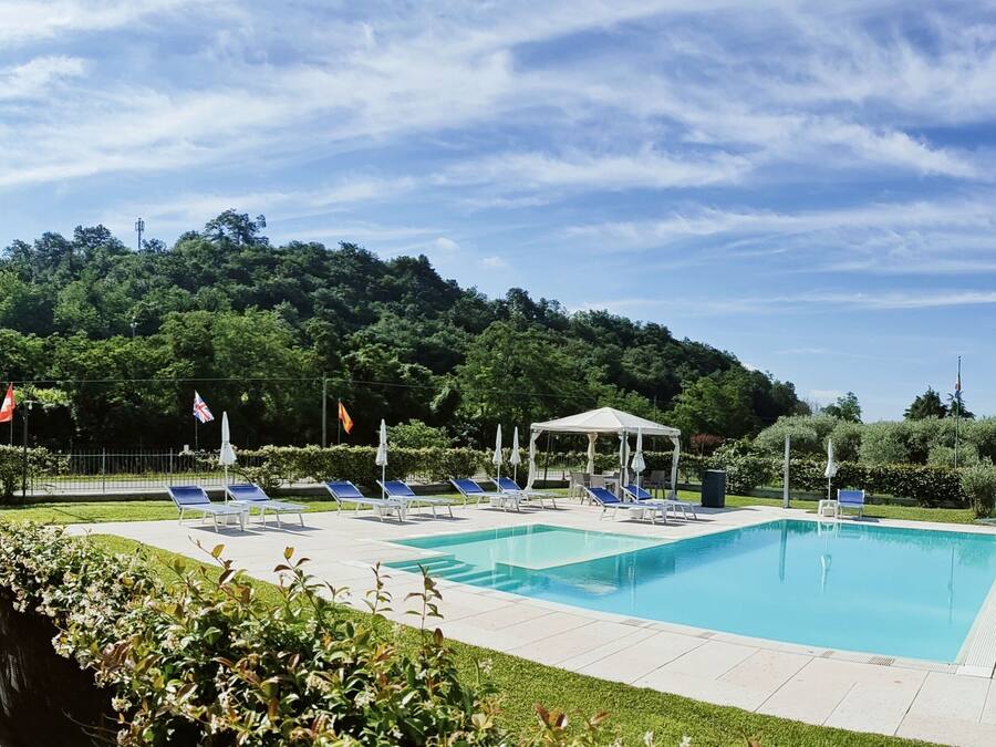 Piscine extérieure (ouverte en saison), parasols de plage