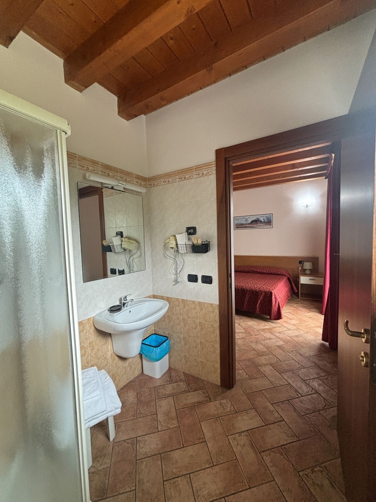 shower, rainfall showerhead, free toiletries, hair dryer