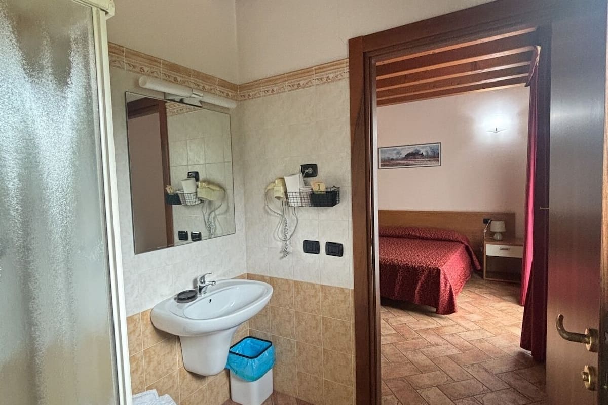 shower, rainfall showerhead, free toiletries, hair dryer