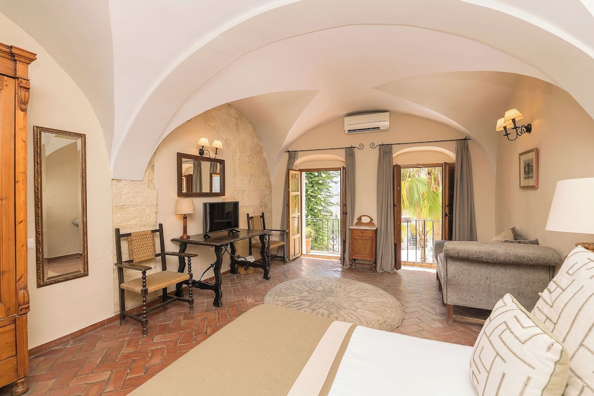 junior suite | in-room safe, free wifi, bed sheets