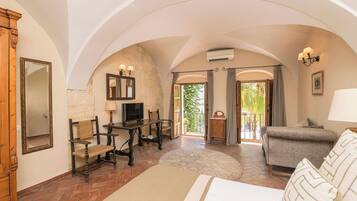 Suite junior | Caja de seguridad en la habitación, wifi gratis y ropa de cama