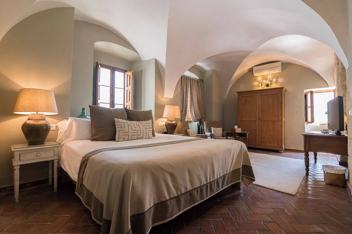 junior suite | in-room safe, free wifi, bed sheets