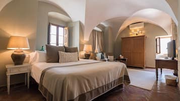 Junior Suite | In-room safe, free WiFi, bed sheets