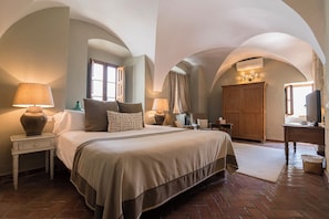 Junior Suite | In-room safe, free WiFi, bed sheets