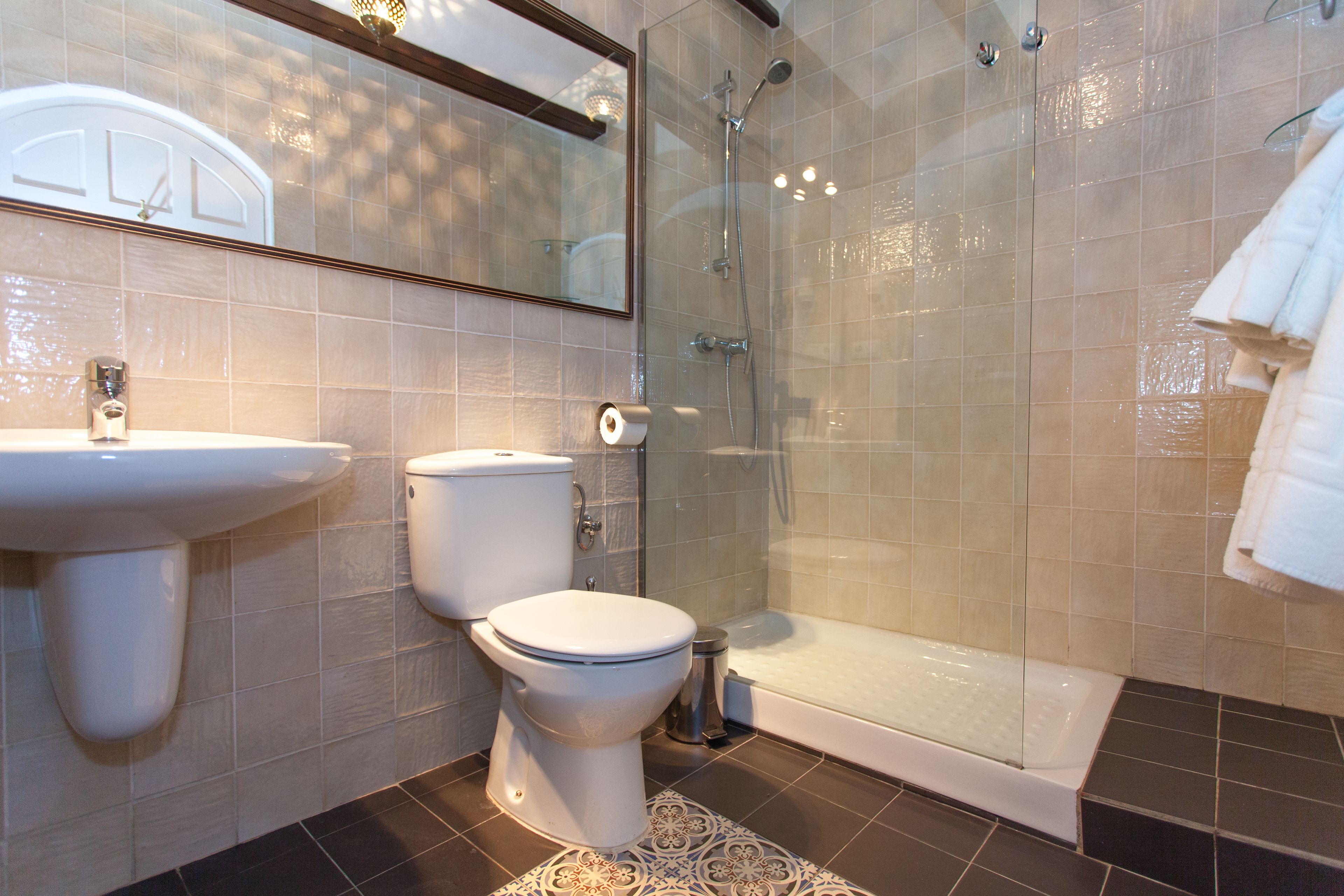 basic double room | bathroom | free toiletries, hair dryer, towels