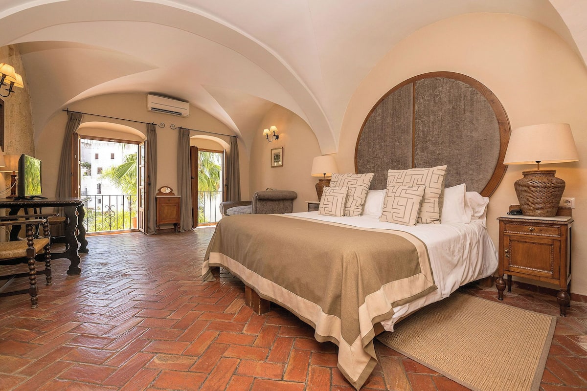 junior suite | in-room safe, free wifi, bed sheets