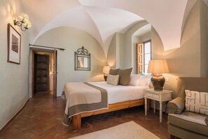 Suite Junior | Coffres-forts dans les chambres, Wi-Fi gratuit, draps fournis