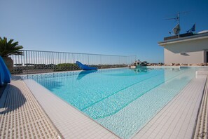 Una piscina al aire libre (de 08:00 a 20:00), tumbonas