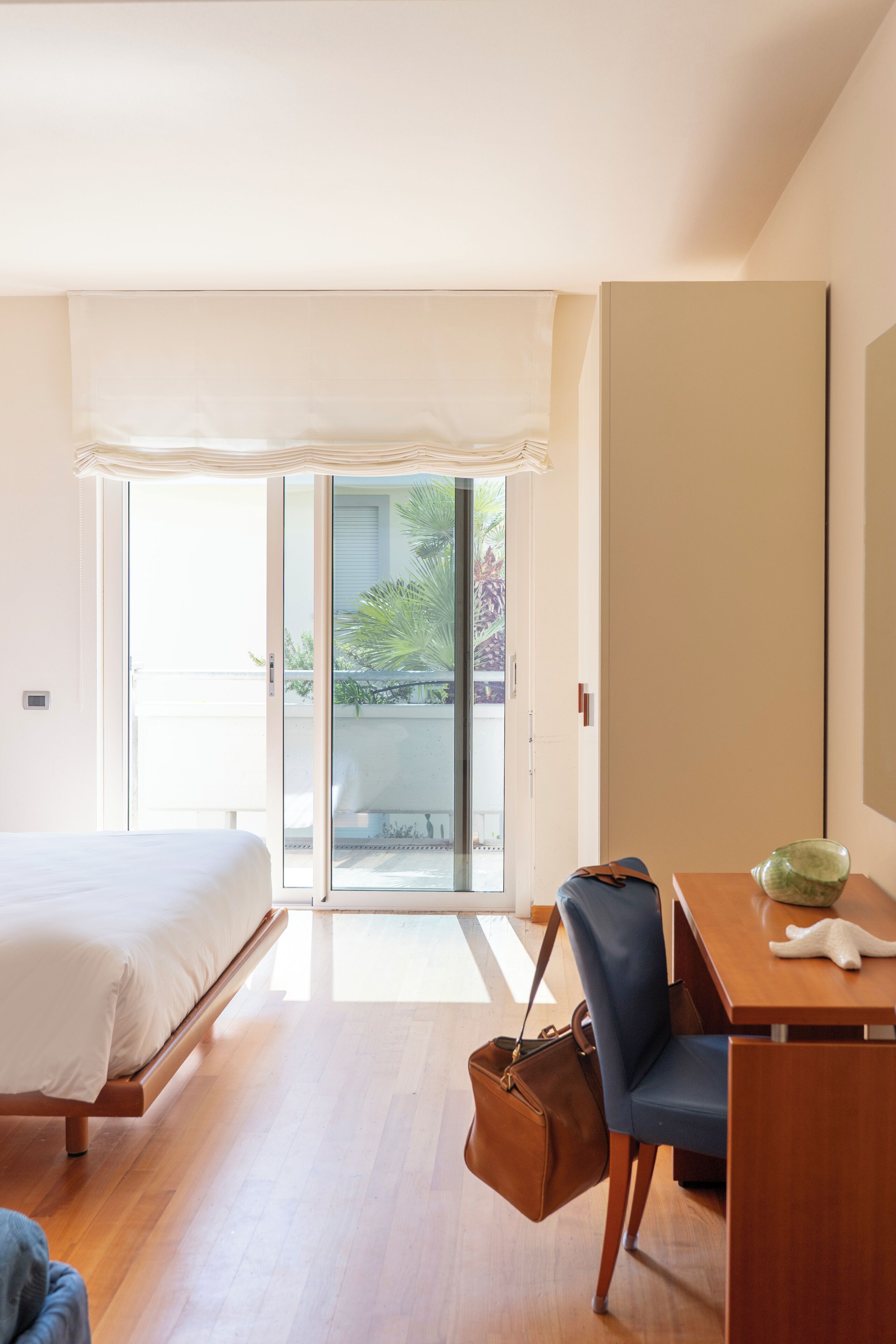 Caja de seguridad en la habitación, muebles diferentes y escritorio 