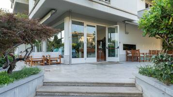 Colazione continentale, servita tutte le mattine (15 EUR a persona)