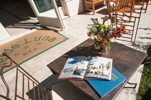 Un felpudo con la leyenda 'Welcome Luna' y un libro titulado 'Marco Polo' sobre una mesa.
