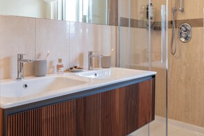 Douche à « effet pluie », articles de toilette gratuits, sèche-cheveux