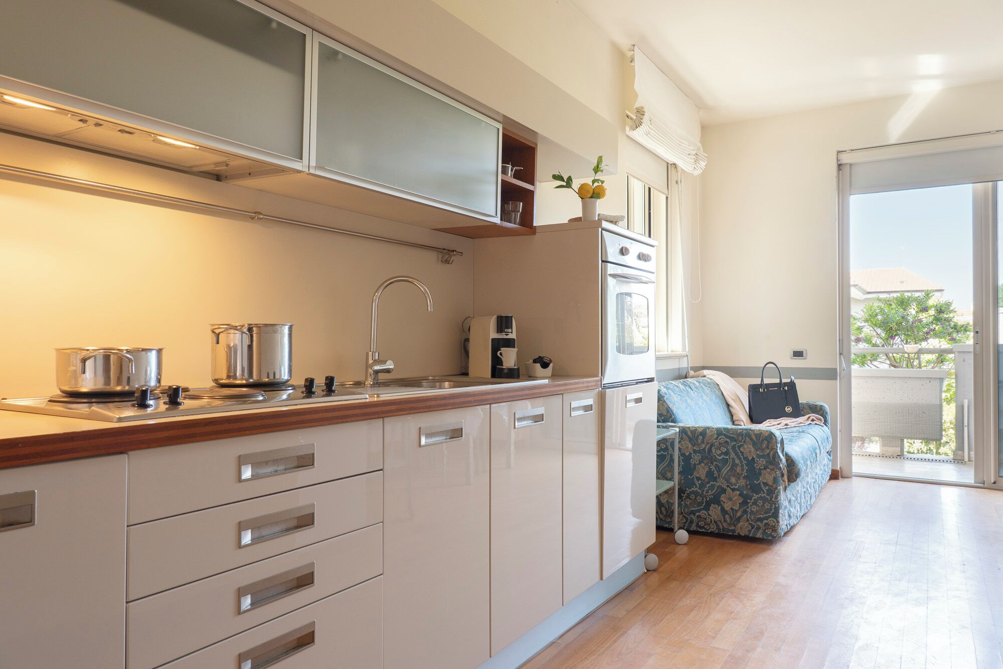 Una cucina moderna con forno a incasso, macchina da caffè e lavello.
