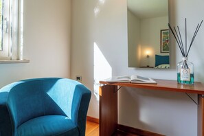 Caja de seguridad en la habitación, muebles diferentes y escritorio 