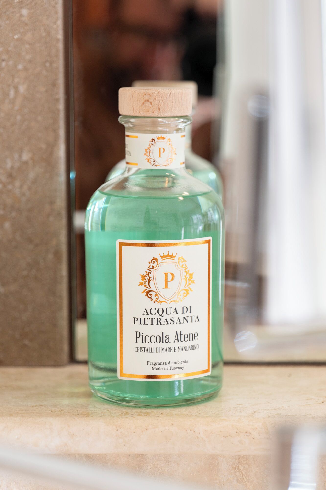 Acqua di Pietrasanta Piccola Atena -pullo on työtasolla.