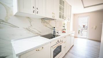 Two bedroom apartment | Dapur pribadi | Lemari es besar, microwave (berdasarkan permintaan), dan ketel listrik