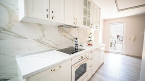 Two bedroom apartment | 私人廚房 | 大型冰箱、微波爐、電熱水壺、提供環保清潔產品