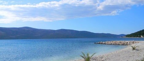 Una spiaggia nelle vicinanze