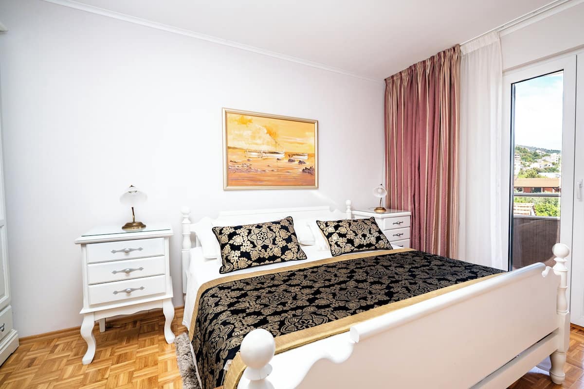 2 habitaciones, ropa de cama de alta calidad, minibar y escritorio