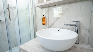 Chuveiro, produtos de toalete grátis, secador de cabelo 
