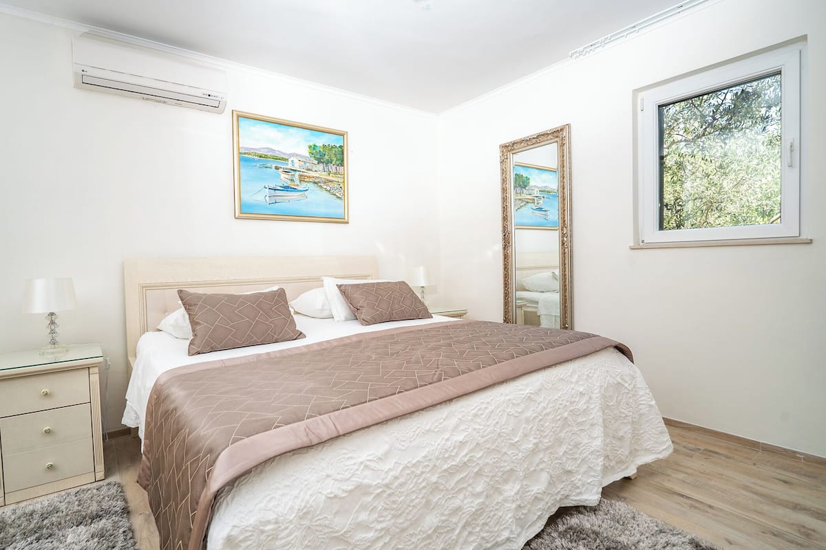 Ropa de cama de alta calidad, minibar, escritorio y cortinas blackout