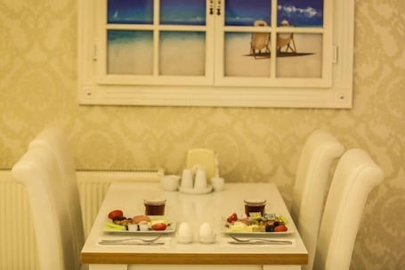 Café da manhã com buffet grÔtis todos os dias