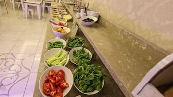 Sudah termasuk sarapan prasmanan setiap hari