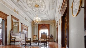 A grand room with ornate ceiling, chandeliers, and classic furniture. - Villa Quiete (Montecassiano)