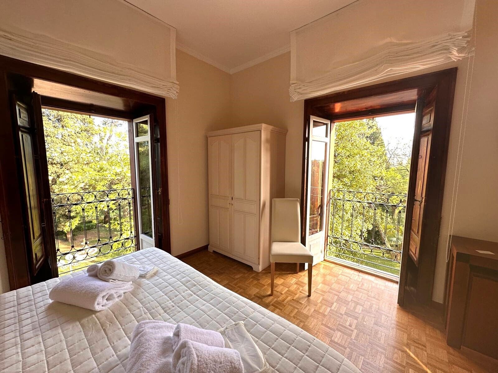 double room | 1 bedroom, minibar, in-room safe, desk