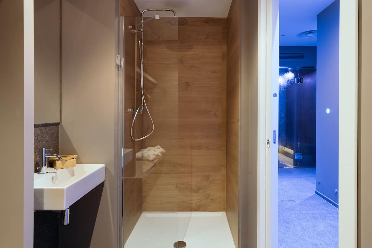 couples treatment room(s), sauna, hot tub, steam room, body treatments