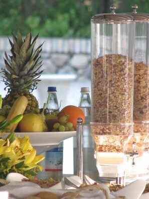 A breakfast table with a blender, fruits, and a bottle. - Villa Quiete (Montecassiano)