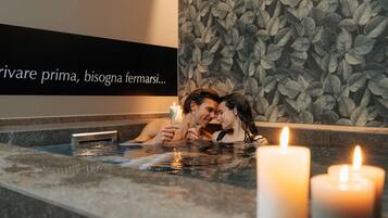 Parihoitohuone(ita), sauna, poreallas, höyrysauna, vartalohoitoja