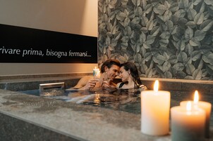 Couples treatment rooms, sauna, hot tub, steam room, body treatments