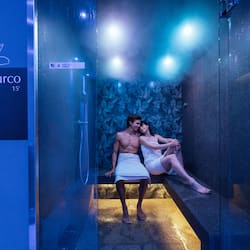 Behandelingskamers voor koppels, een sauna, een bubbelbad, een stoombad